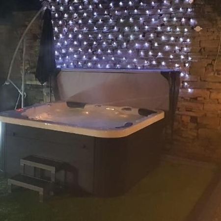 Honeybee Cottage, With A Log Fire & A Hot Tub. Бредфорд Екстер'єр фото