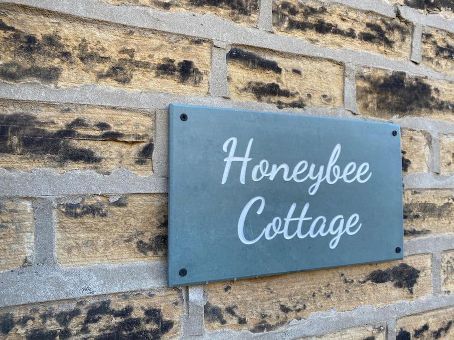 Honeybee Cottage, With A Log Fire & A Hot Tub. Бредфорд Екстер'єр фото